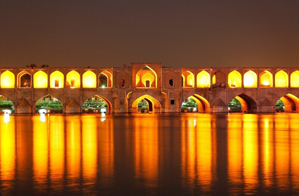 سی و سه پل اصفهان در شب