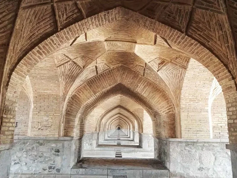 معماری سی و سه پل اصفهان