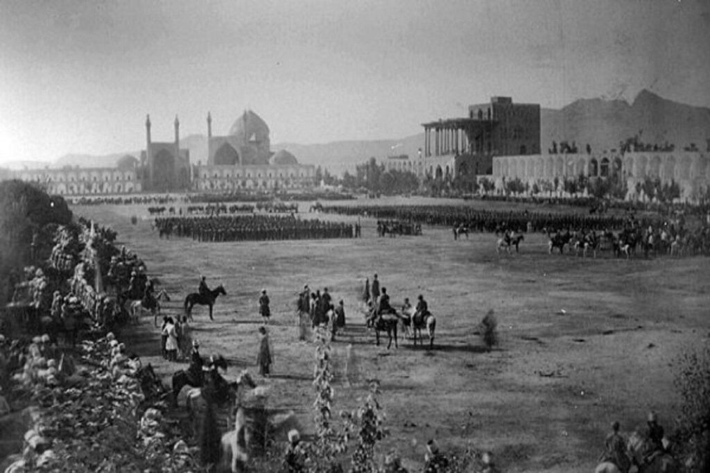 تصویر قدیمی از بازی چوگان در میدان نقش جهان اصفهان