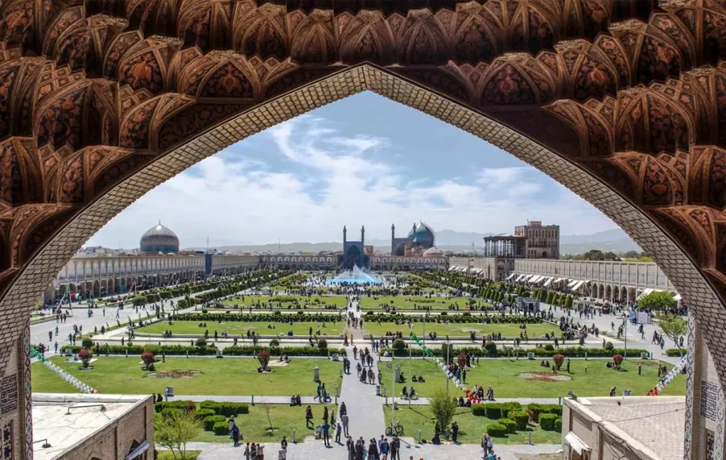 تصویر میدان نقش جهان از داخل یکی از طاق های تاریخی اطراف میدان