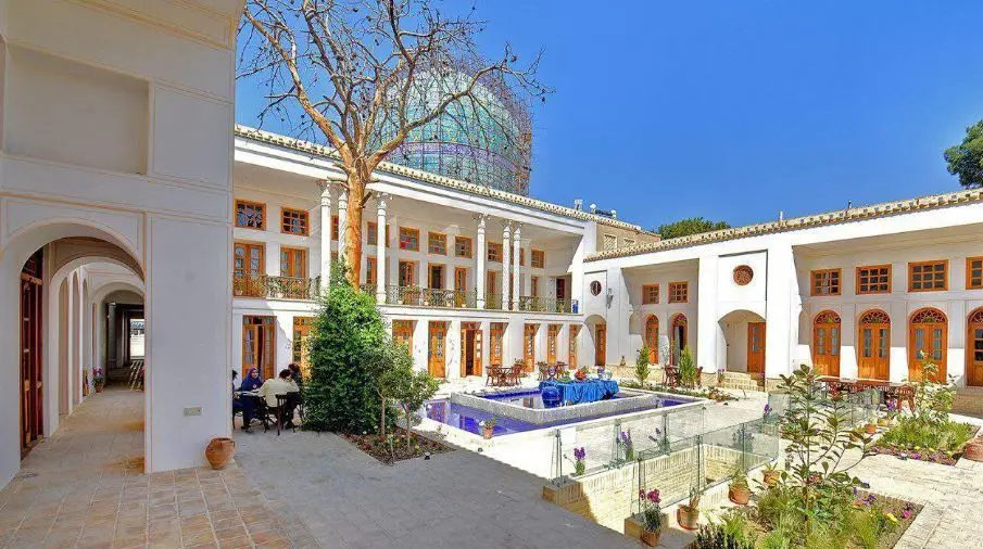 نمایی از حیاط هتل سنتی کریاس
