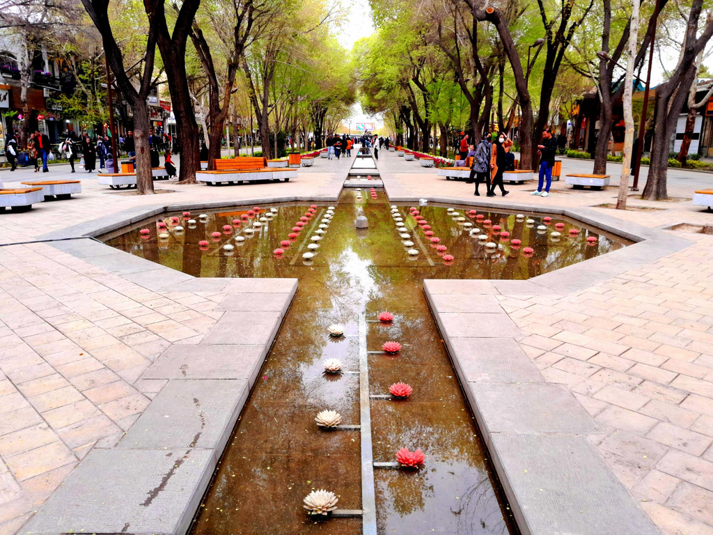 خیابان چهارباغ عباسی یکی از جاهای دیدنی اصفهان