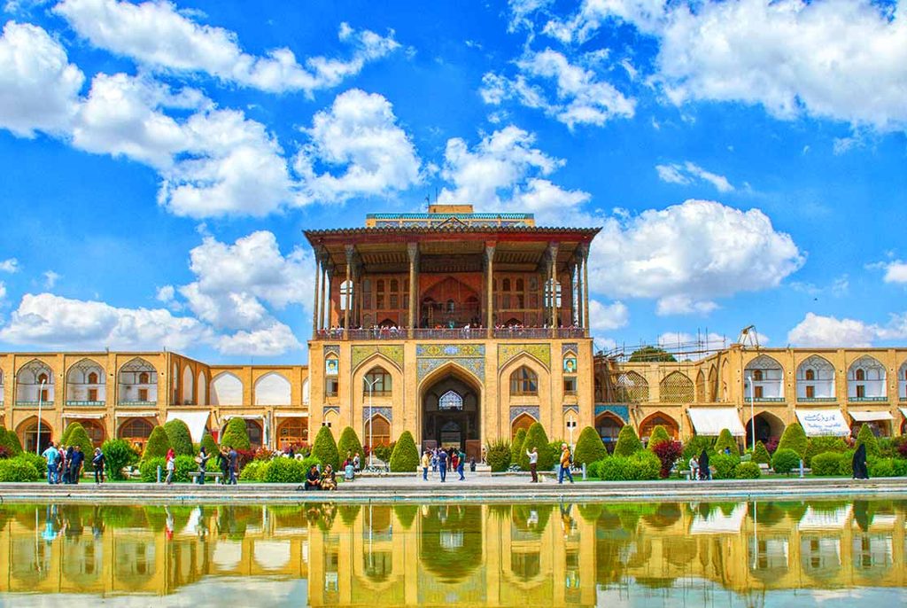 نمایی از کاخ عالی قاپو در میدان نقش جهان اصفهان