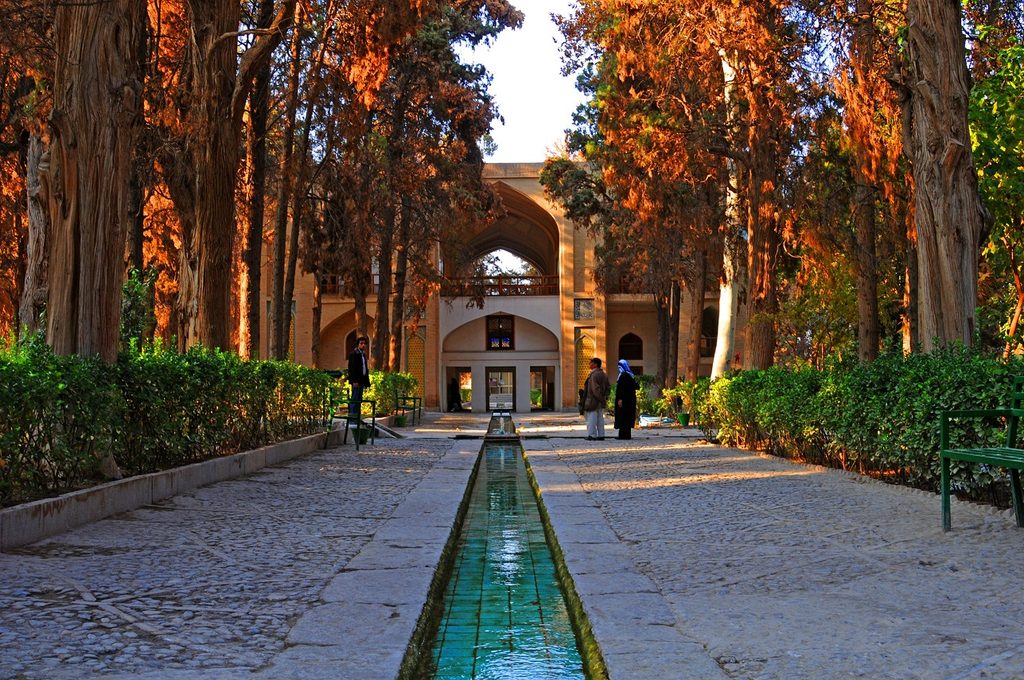 تصویر باغ فین کاشان در فصل طلایی پاییز