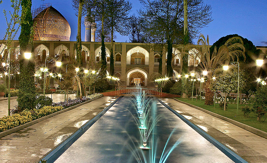 نمایی زیبا از هتل عباسی اصفهان