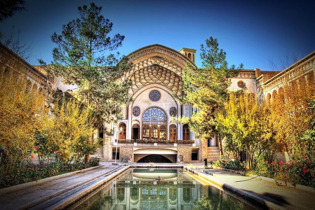 تصویری زیبا از خانه ی بروجردی کاشان در فصل زیبای پاییز