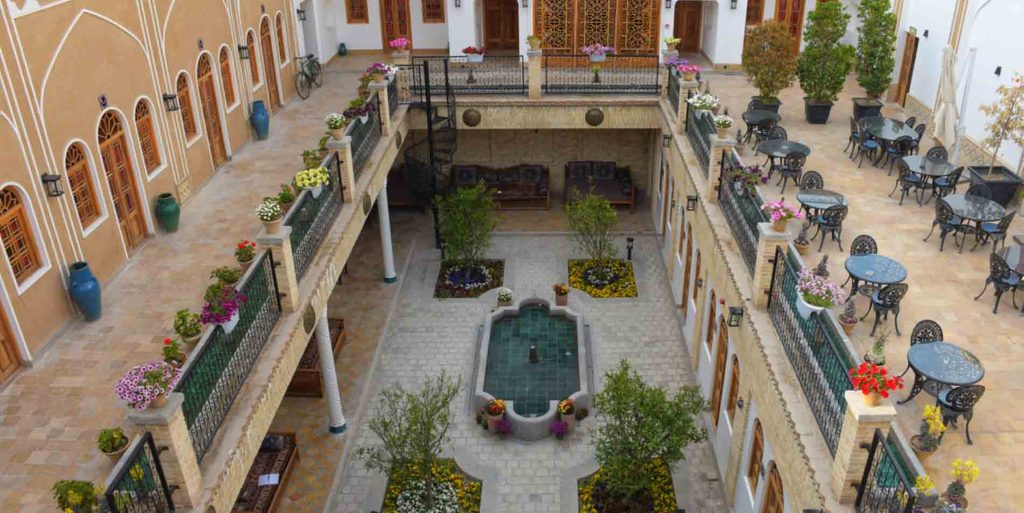 نمایی از حیاط هتل سنتی سهروردی