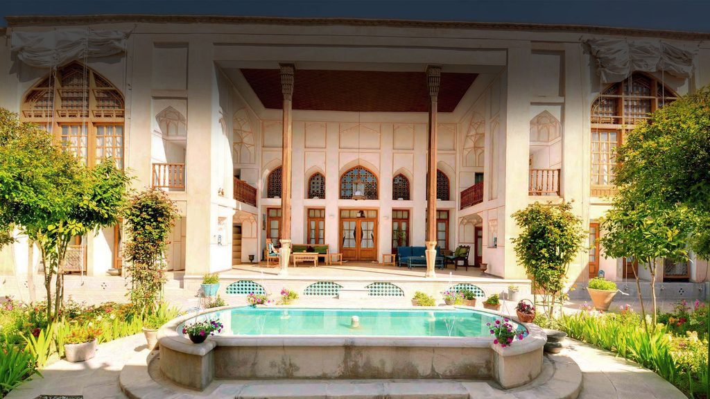 نمایی از حیاط خانه تاریخی بخردی
