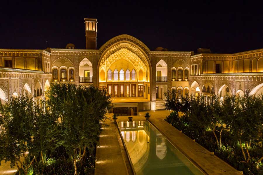 تصویر زیبای خانه ی تاریخی عامری در شب همراه با نور پردازی