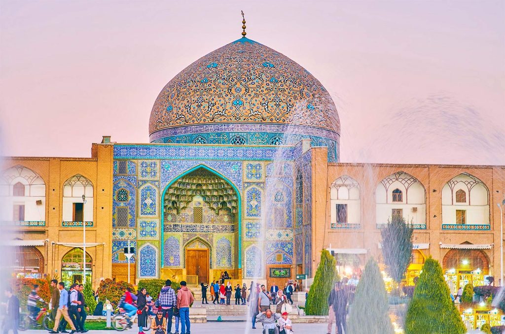 تصویری از مسجد نخودی رنگ شیخ لطف الله در میدان نقش جهان اصفهان که با تغییر زاویه ی نور در طول روز تغییر رنگ می دهد.