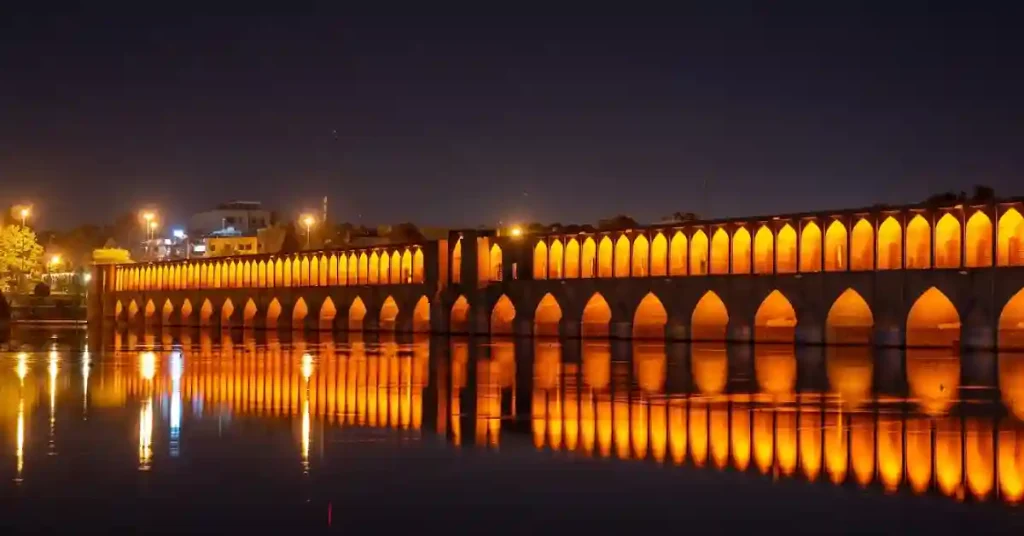 نمایی از سی و سه پل اصفهان در شب با نور پردازی زیبا