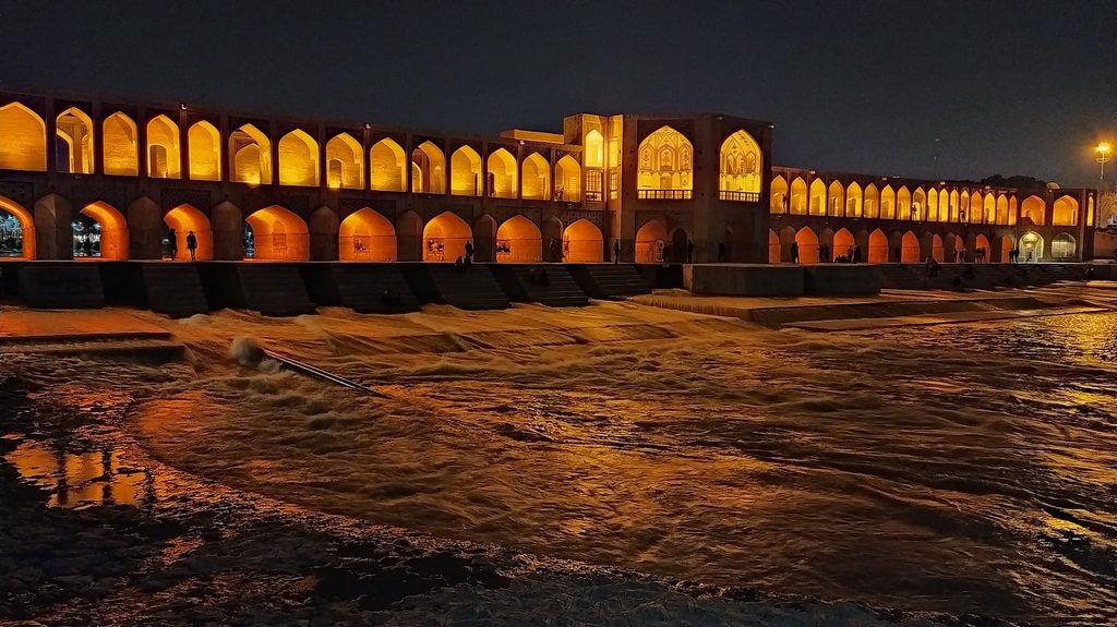 نمایی از پل خواجو در شب
