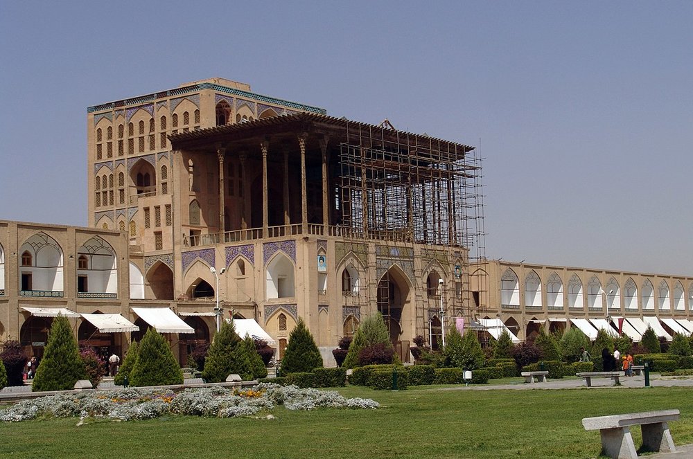تصویری از کاخ عالی قاپو و داربست های اطراف آن در حین مرمت این بنا
