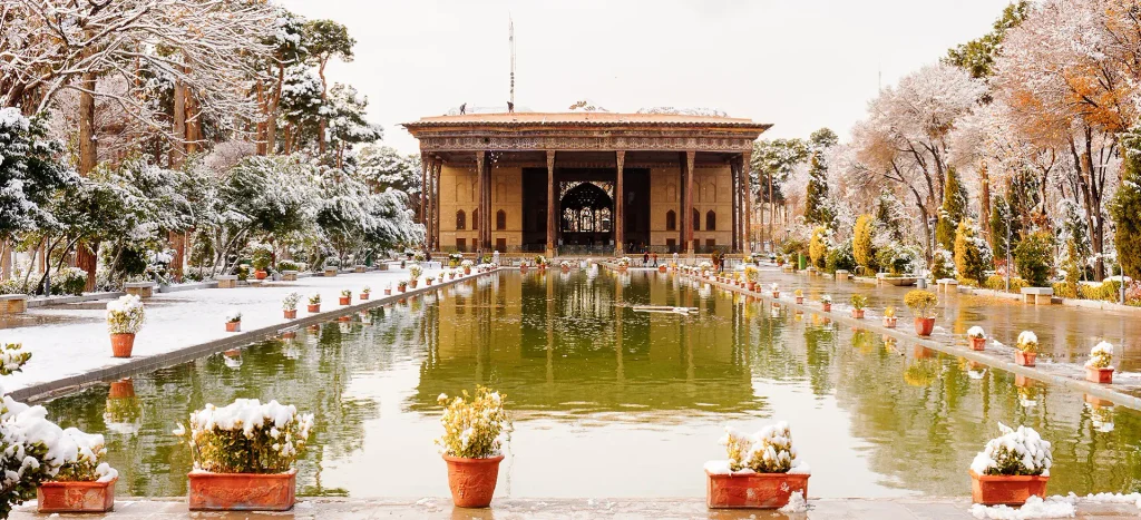تصویری زیبا از کاخ چهل ستون در زمستان