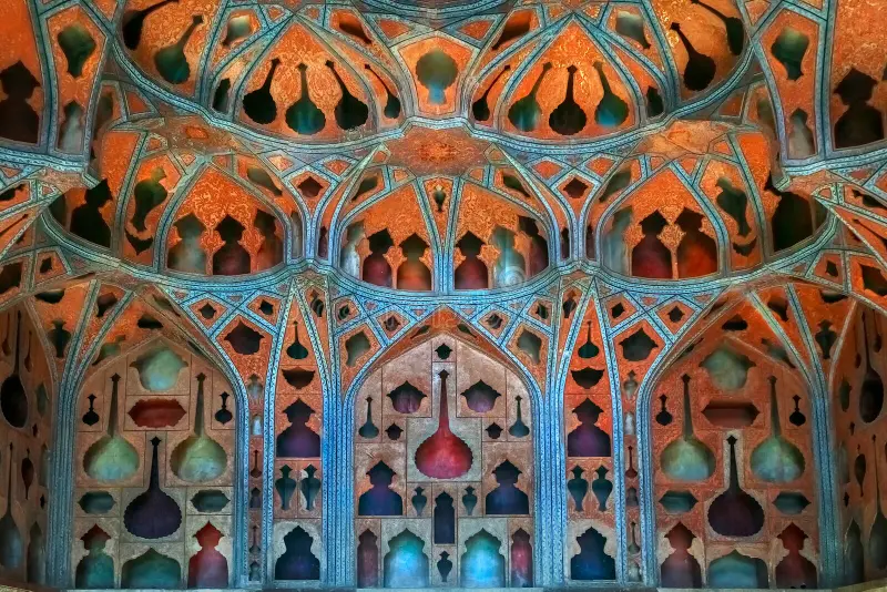 بخشی از دیوار و سقف کاخ عالی قاپو در اصفهان